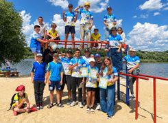 Das Kanu- und Kajakteam der Kinder- und Jugendsportschule „Olymp“ bei einem Wettkampf anlässlich des Kindertags 2024 in Perwomajsk, Oblast Mykolajiw.
